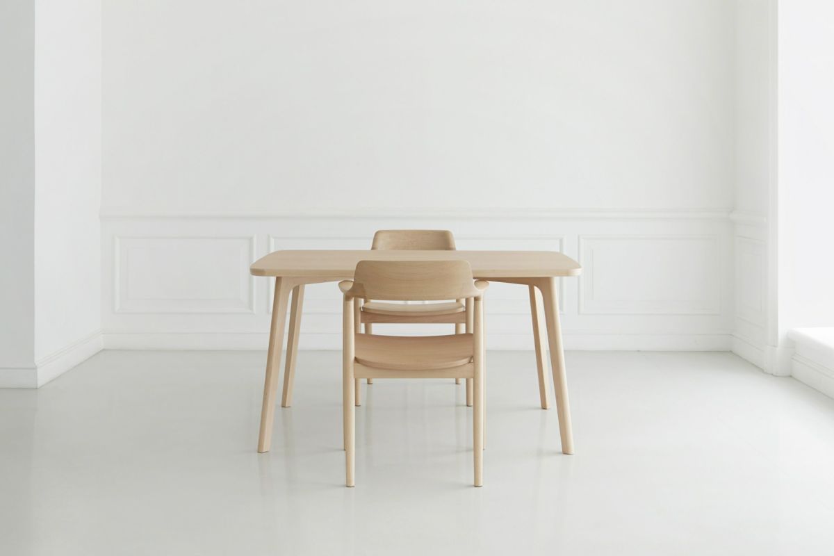 写真のアームチェアは通常仕様です