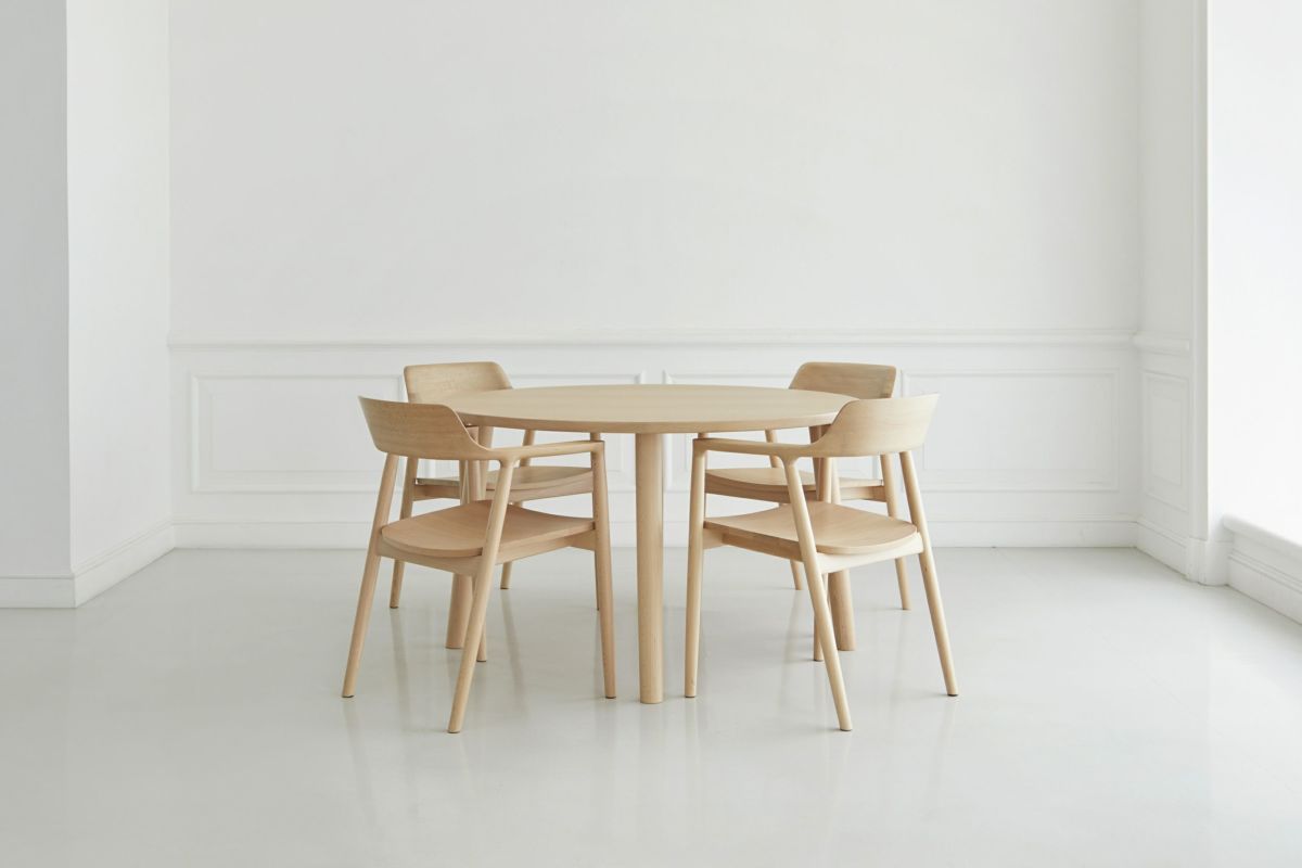 写真のアームチェアは通常仕様です